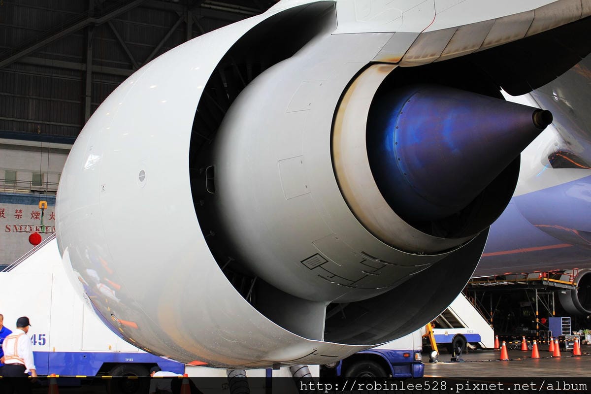 中華航空 777-300ER 登機體驗! 客艙全揭露! - 第8張圖 中華航空 777-300ER 登機體驗! 客艙全揭露!