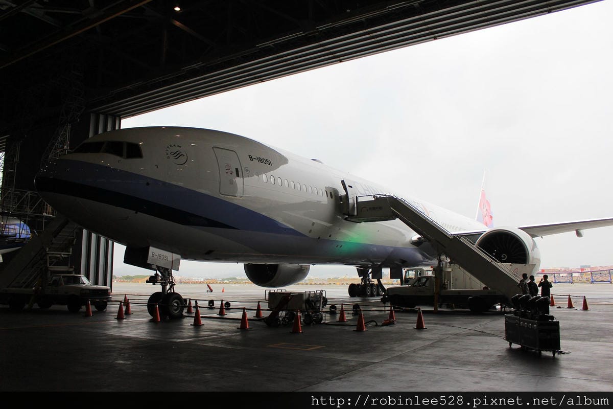 中華航空 777-300ER 登機體驗! 客艙全揭露! - 第4張圖 中華航空 777-300ER 登機體驗! 客艙全揭露!