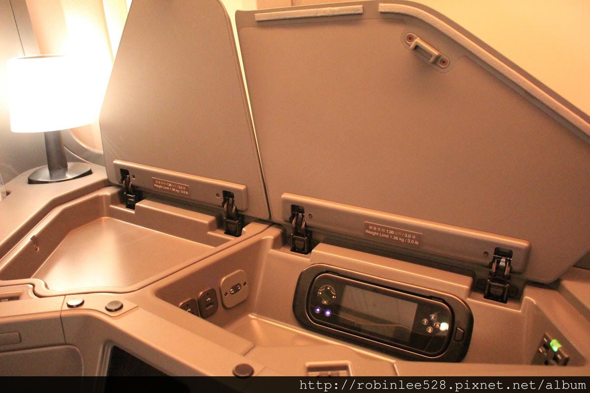中華航空 777-300ER 登機體驗! 客艙全揭露! - 第41張圖 中華航空 777-300ER 登機體驗! 客艙全揭露!