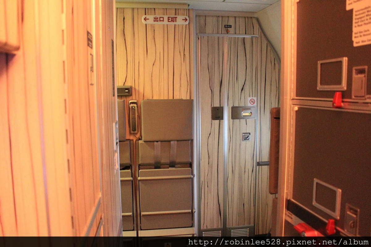 中華航空 777-300ER 登機體驗! 客艙全揭露! - 第48張圖 中華航空 777-300ER 登機體驗! 客艙全揭露!