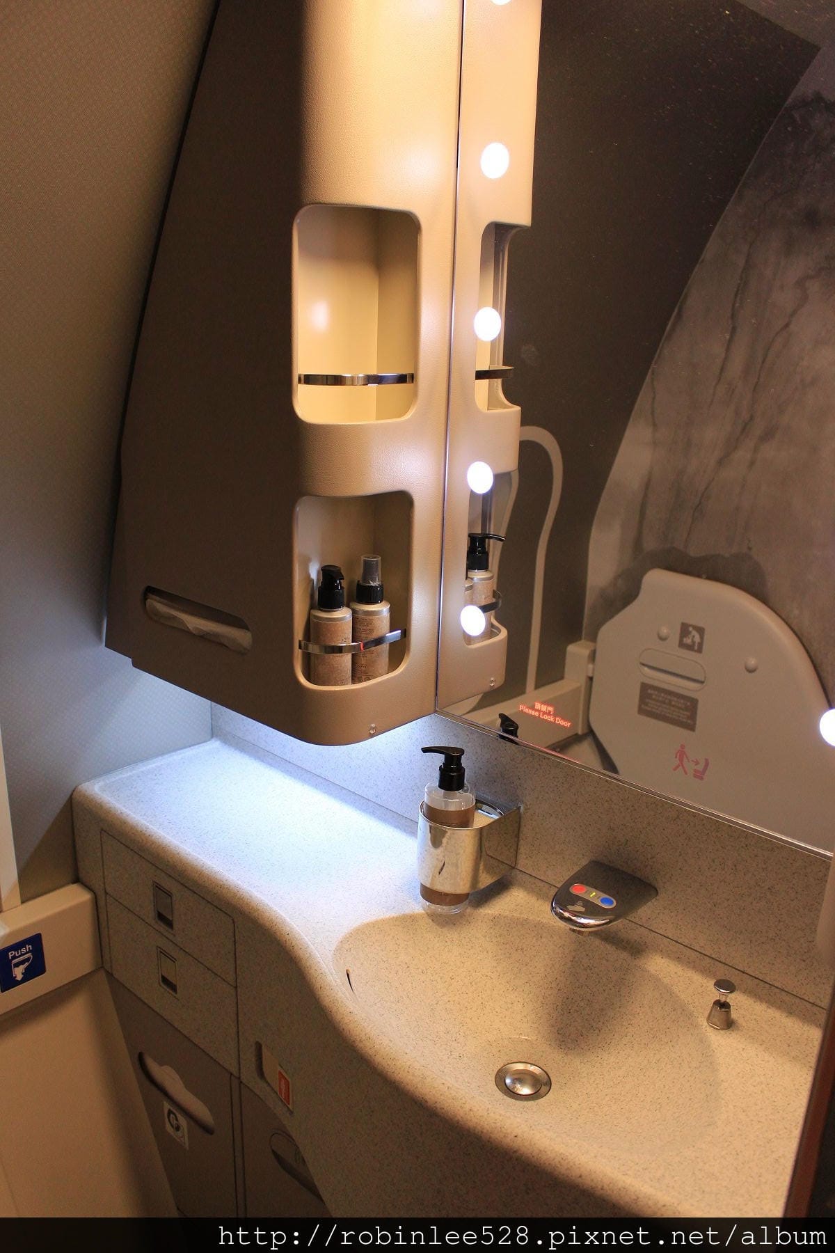 中華航空 777-300ER 登機體驗! 客艙全揭露! - 第87張圖 中華航空 777-300ER 登機體驗! 客艙全揭露!