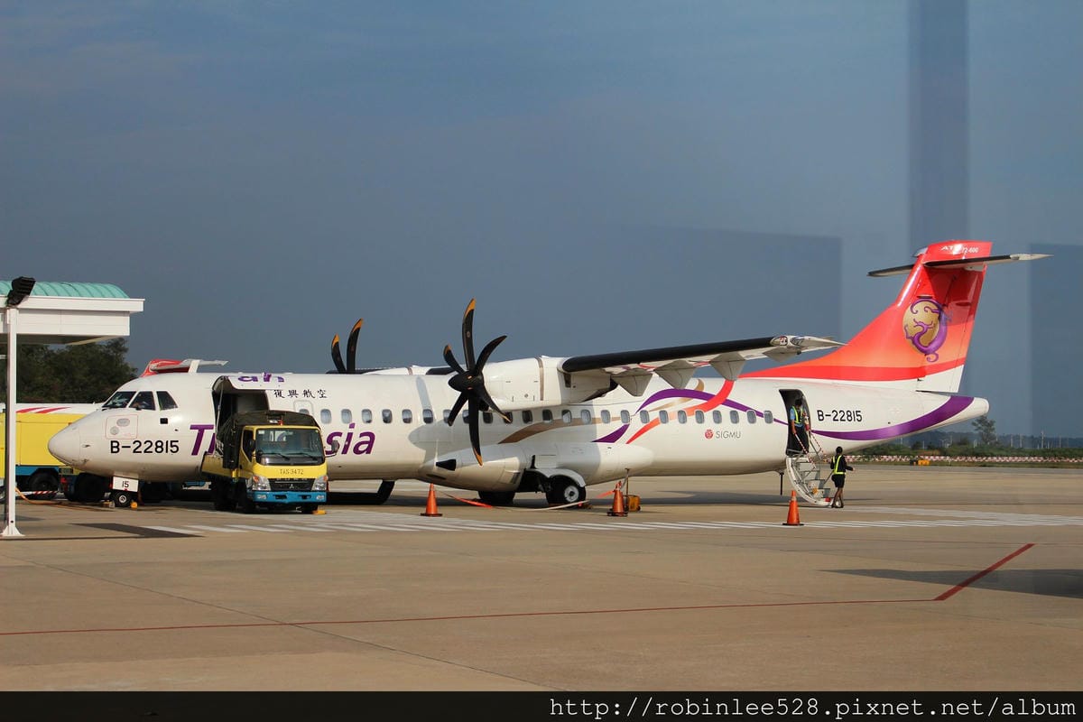 [開箱] 復興航空 ATR72-600 1:100模型