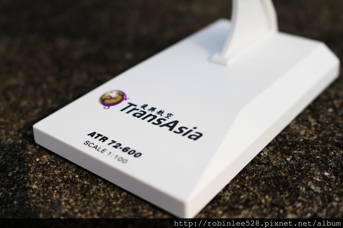 [開箱] 復興航空 ATR72-600 1:100模型