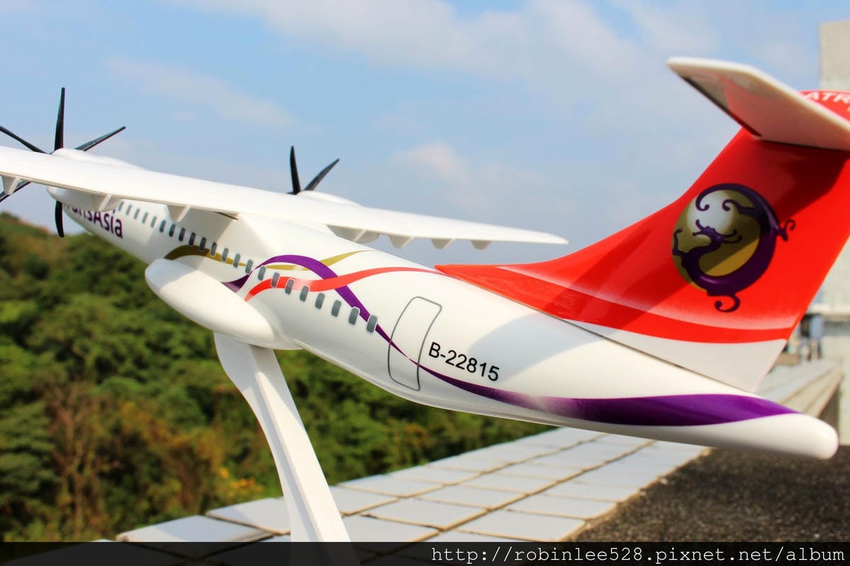 [開箱] 復興航空 ATR72-600 1:100模型
