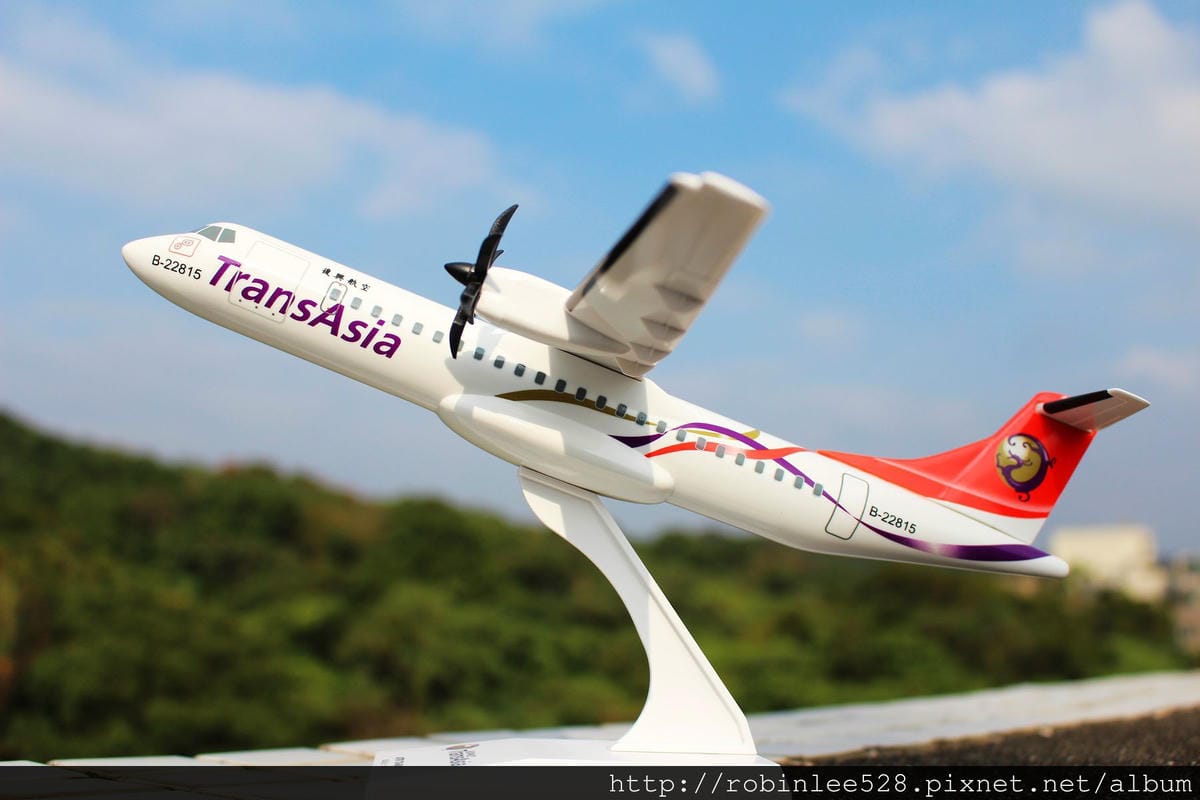 [開箱] 復興航空 ATR72-600 1:100模型