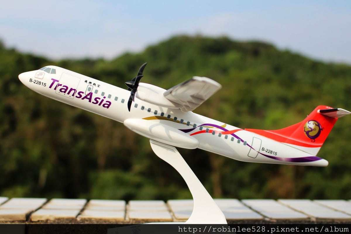 [開箱] 復興航空 ATR72-600 1:100模型