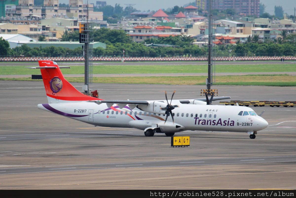 [開箱] 復興航空 ATR72-600 1:100模型