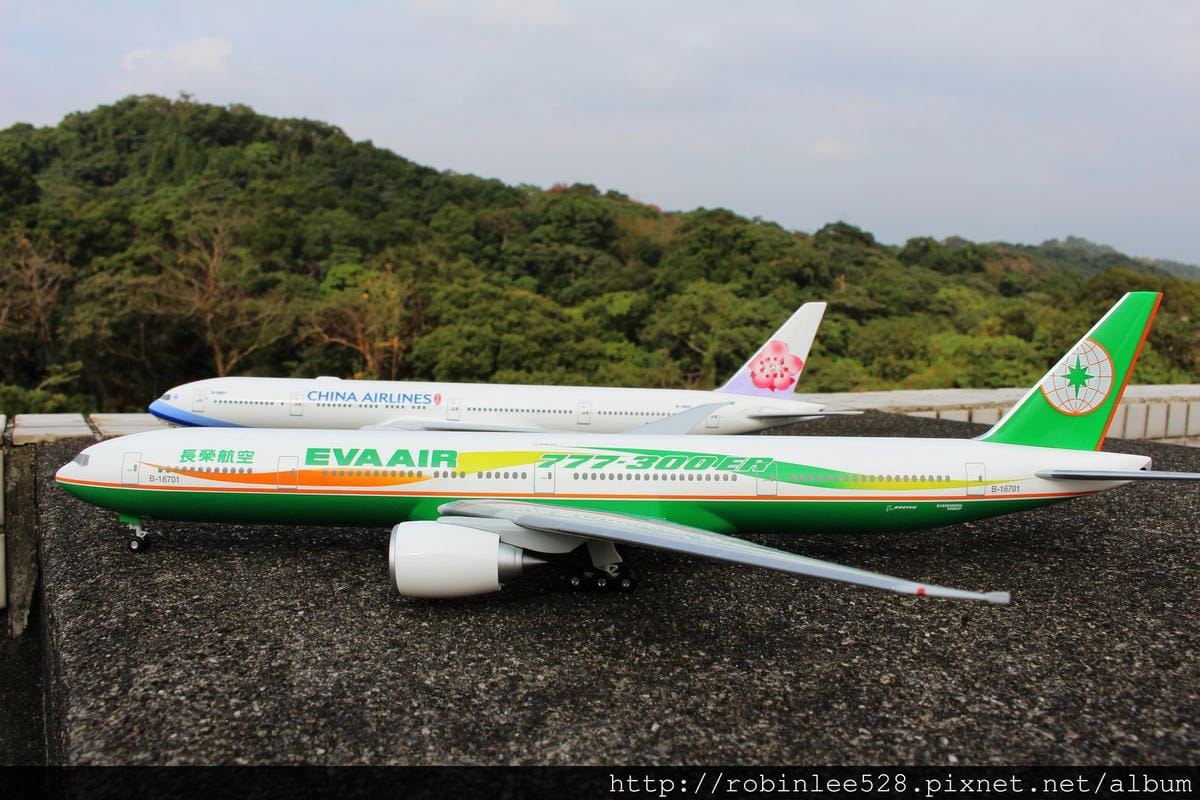 [開箱] 長榮航空 777-300ER彩繪機 1:200模型