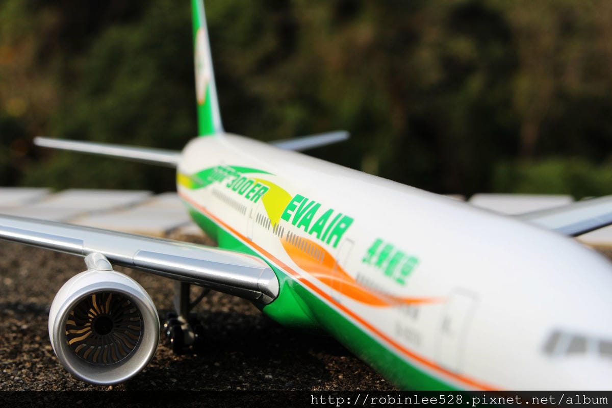 [開箱] 長榮航空 777-300ER彩繪機 1:200模型