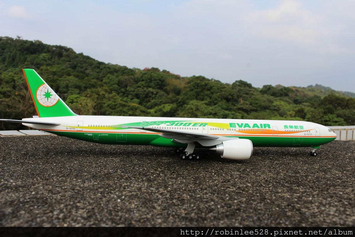 [開箱] 長榮航空 777-300ER彩繪機 1:200模型