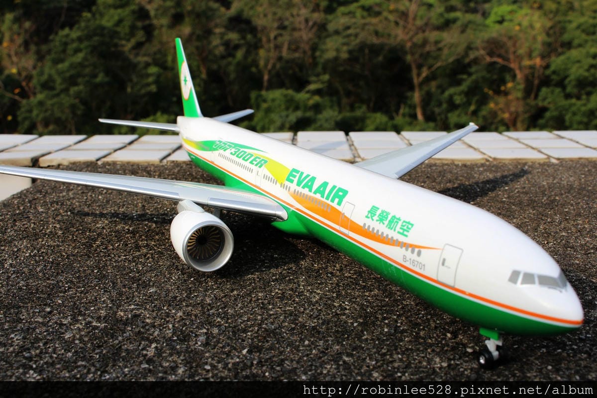 [開箱] 長榮航空 777-300ER彩繪機 1:200模型