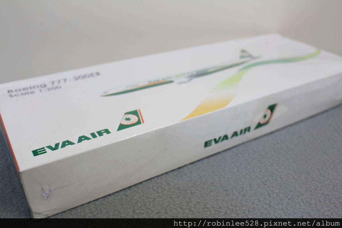 [開箱] 長榮航空 777-300ER彩繪機 1:200模型