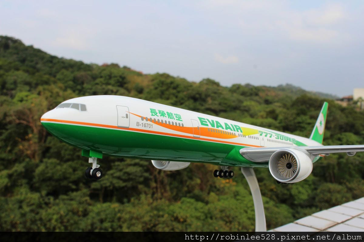 [開箱] 長榮航空 777-300ER彩繪機 1:200模型