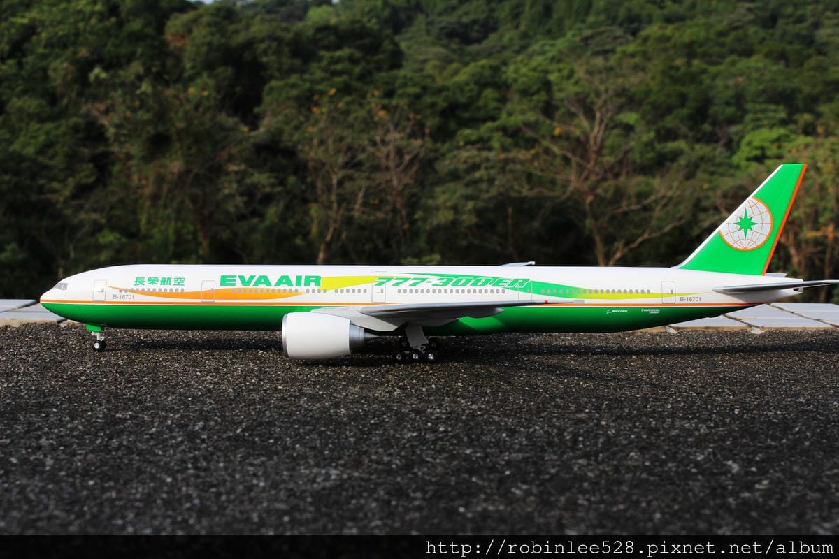 [開箱] 長榮航空 777-300ER彩繪機 1:200模型