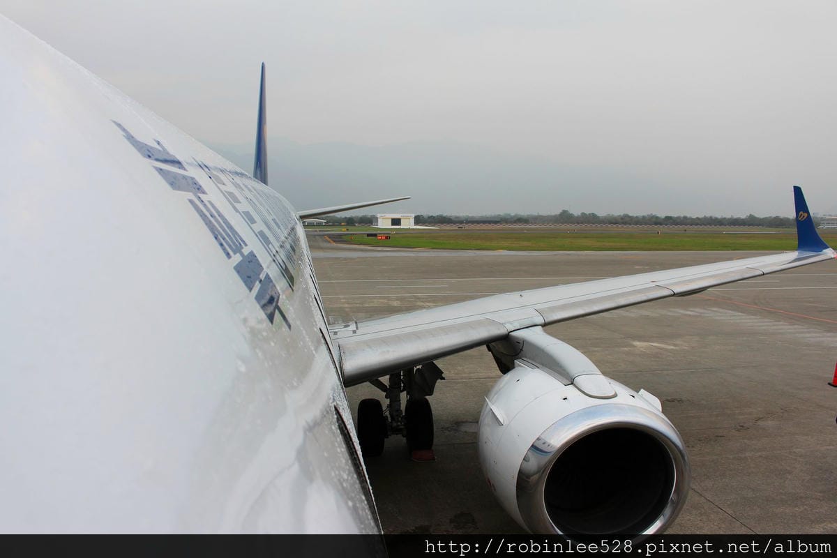 [開箱] 華信航空 ERJ-190 模型