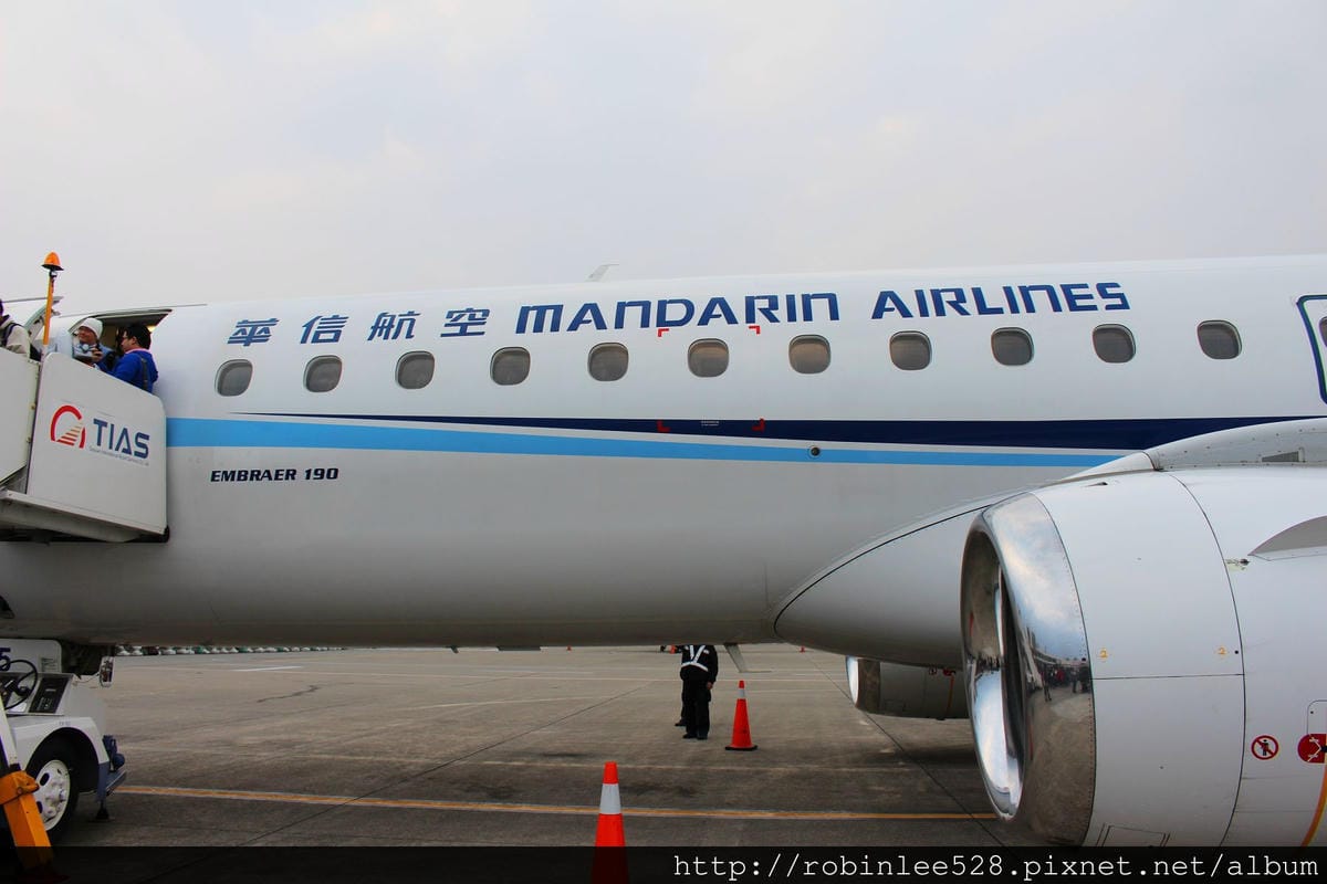 [開箱] 華信航空 ERJ-190 模型