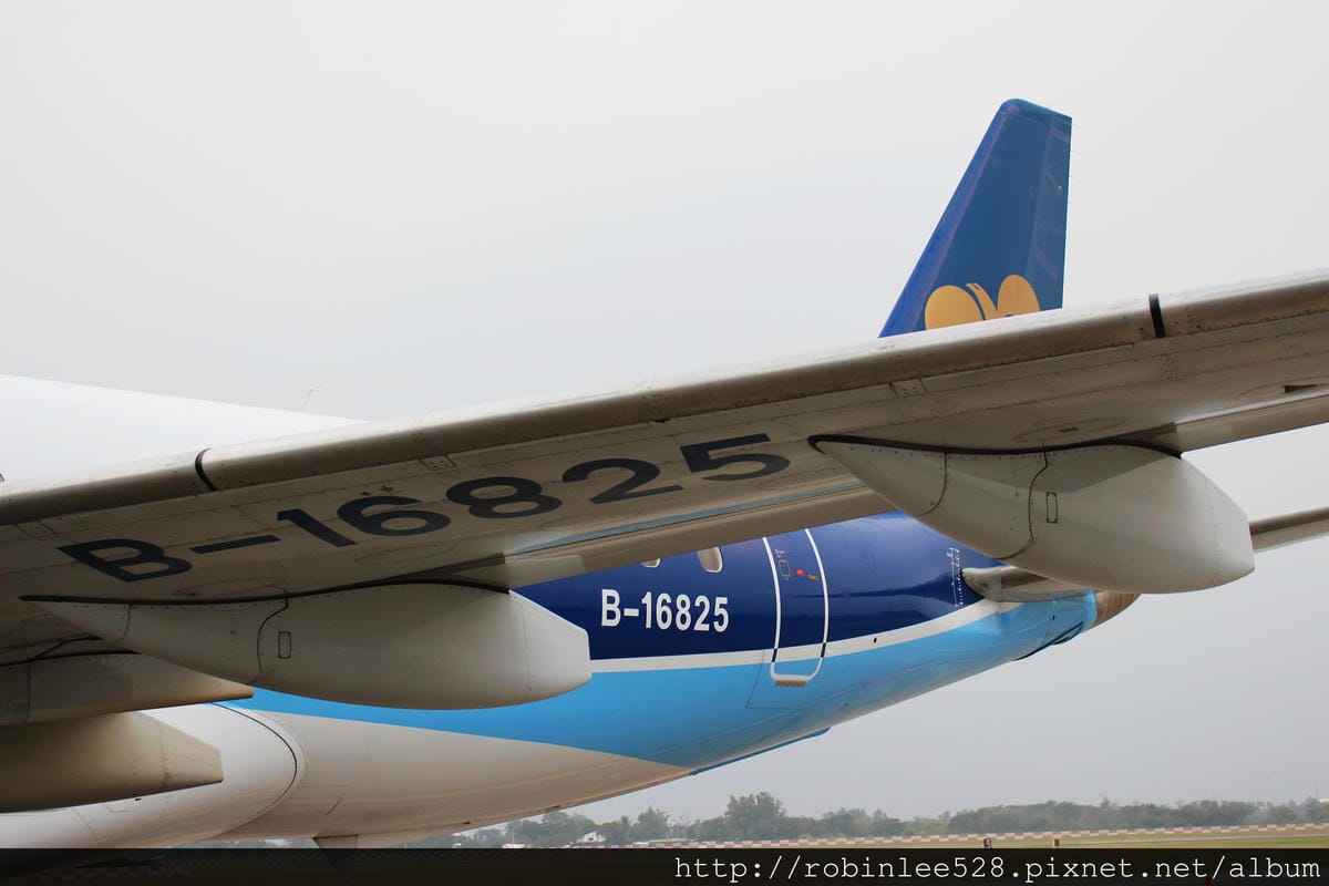 [開箱] 華信航空 ERJ-190 模型