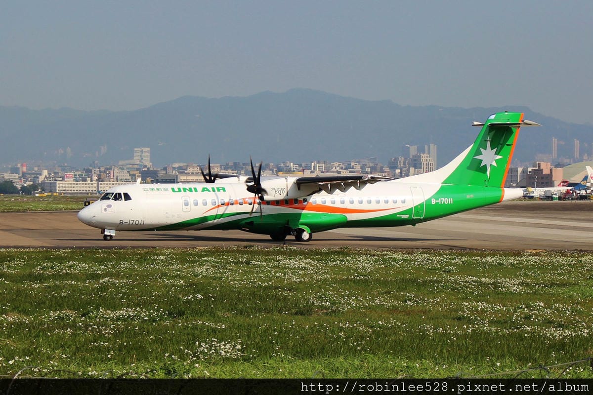 2015.2.16 松山機場拍飛機,新生公園賞玫瑰! - 第3張圖 2015.2.16 松山機場拍飛機,新生公園賞玫瑰!