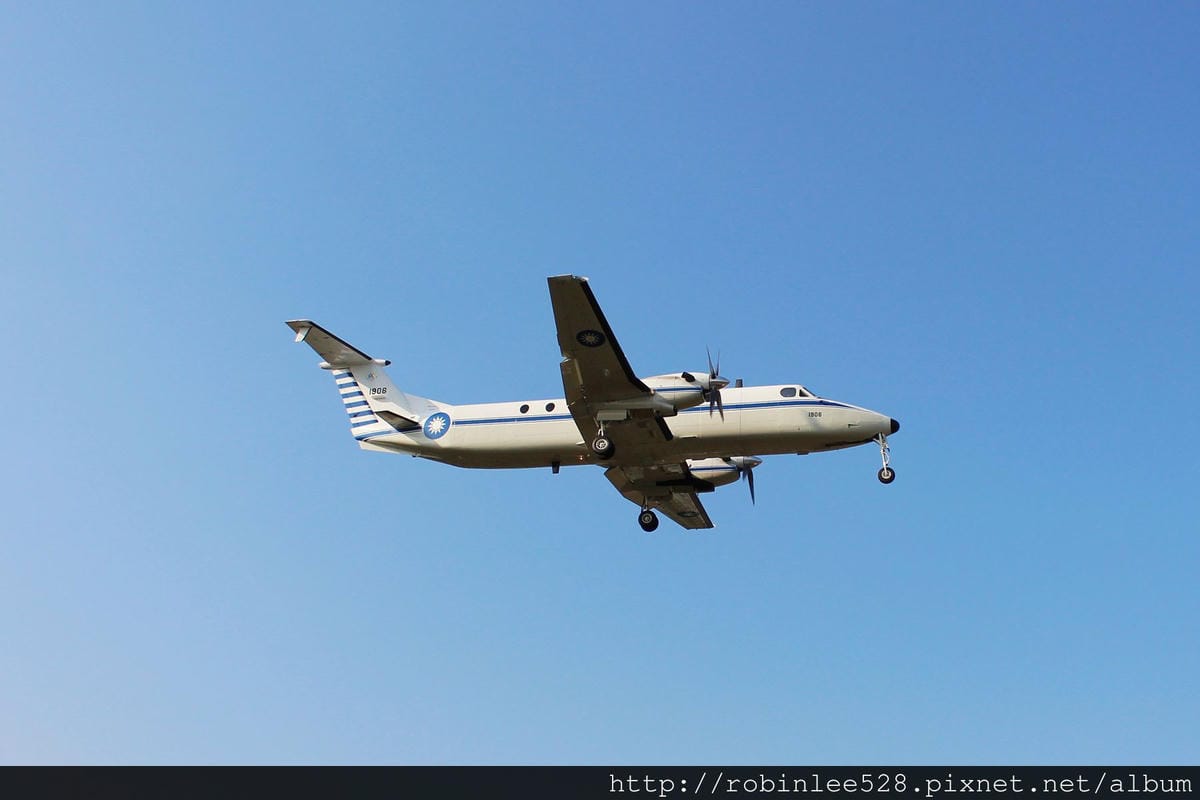 2015.2.16 松山機場拍飛機,新生公園賞玫瑰! - 第8張圖 2015.2.16 松山機場拍飛機,新生公園賞玫瑰!