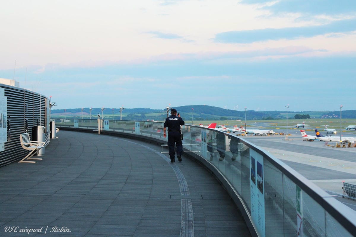 維也納機場觀景台航拍記錄 -付費入場,超遼闊無玻璃、無鐵網阻隔視野! - 第65張圖 維也納機場觀景台航拍記錄 -付費入場,超遼闊無玻璃、無鐵網阻隔視野!