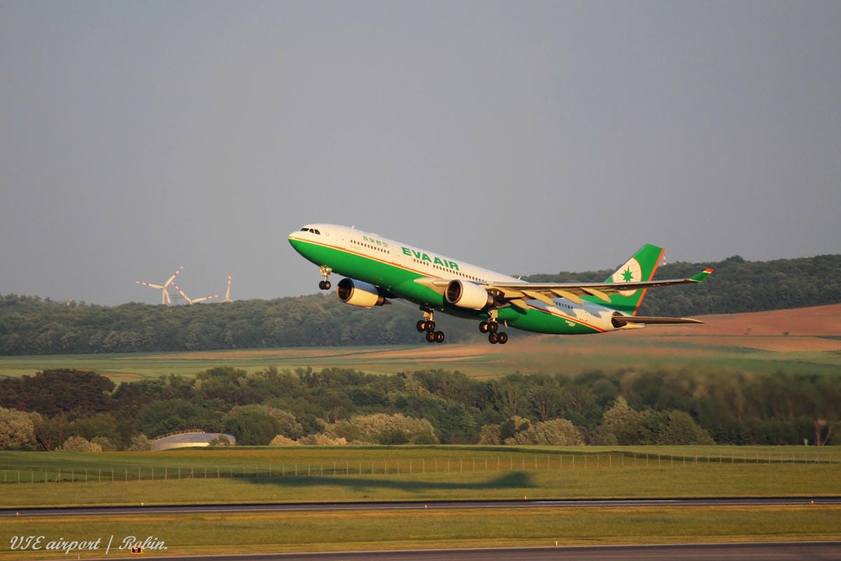 維也納機場觀景台航拍記錄 -付費入場,超遼闊無玻璃、無鐵網阻隔視野! - 第42張圖 維也納機場觀景台航拍記錄 -付費入場,超遼闊無玻璃、無鐵網阻隔視野!