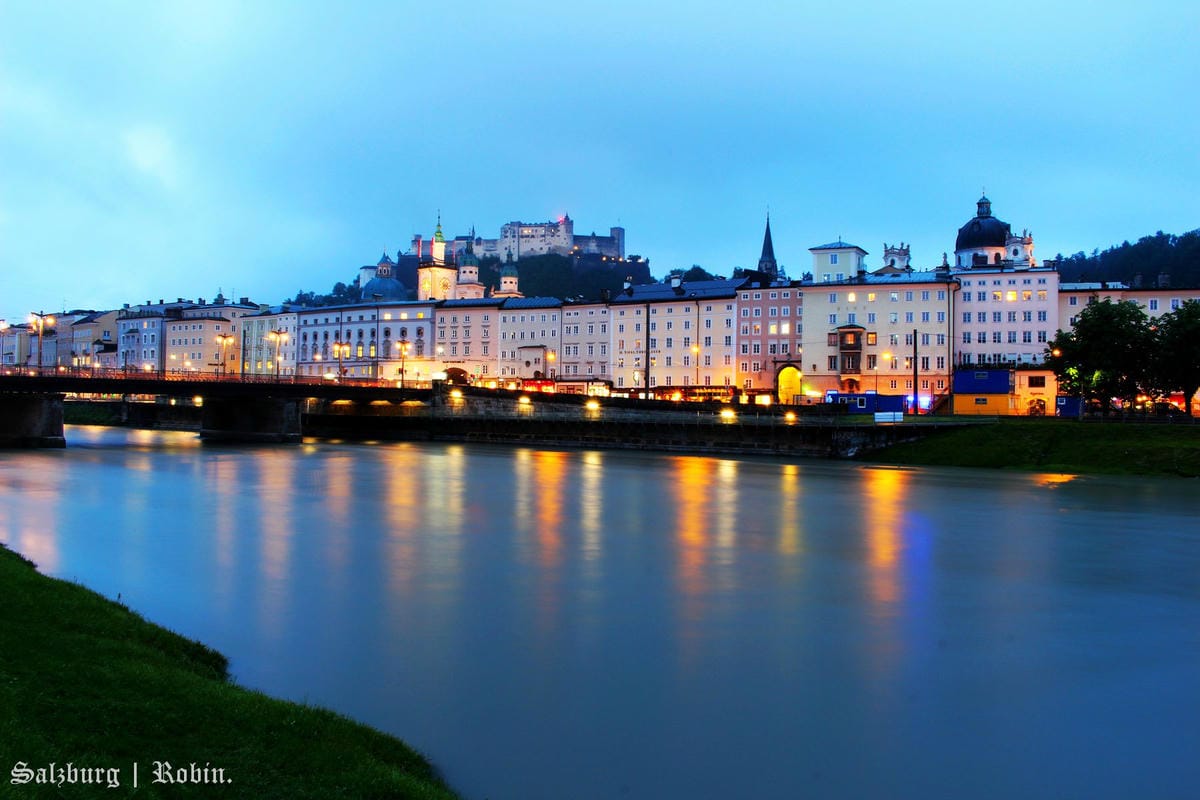 [奧地利] 薩爾斯堡Salzburg舊城區漫遊(下)：地下墓穴、薩爾斯堡要塞城堡、洗馬池、明信片夜景