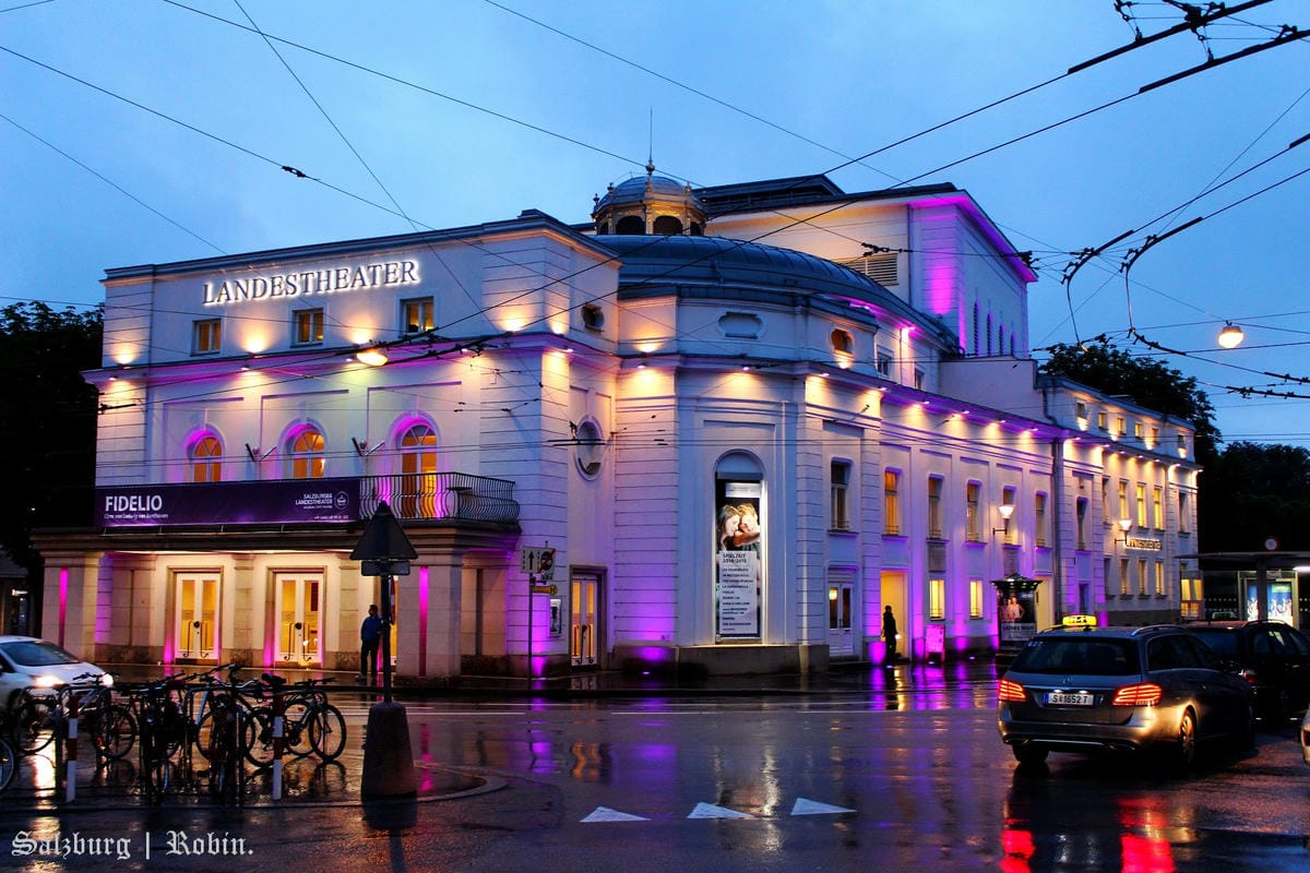 [奧地利] 薩爾斯堡Salzburg舊城區漫遊(下)：地下墓穴、薩爾斯堡要塞城堡、洗馬池、明信片夜景