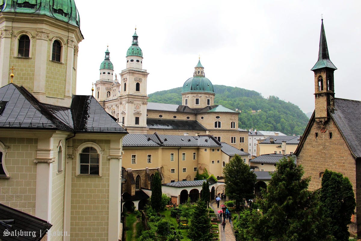 [奧地利] 薩爾斯堡Salzburg舊城區漫遊(下)：地下墓穴、薩爾斯堡要塞城堡、洗馬池、明信片夜景