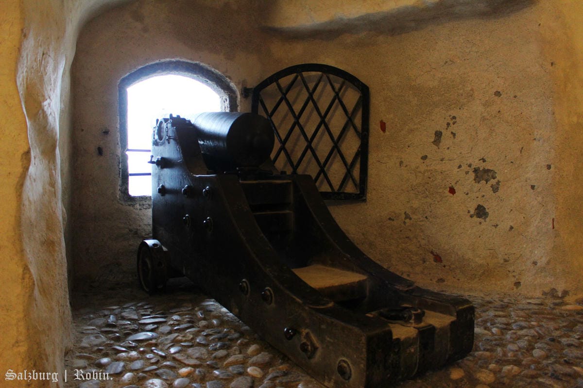[奧地利] 薩爾斯堡Salzburg舊城區漫遊(下)：地下墓穴、薩爾斯堡要塞城堡、洗馬池、明信片夜景