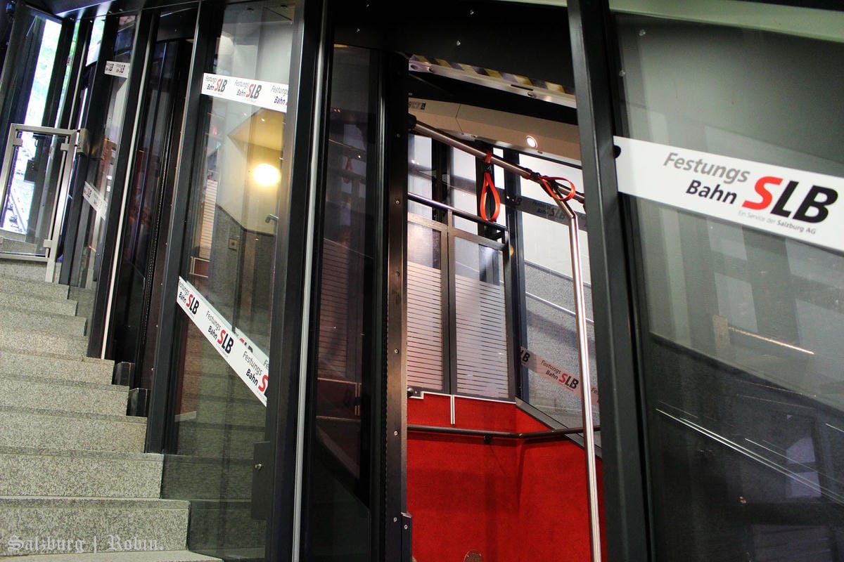 [奧地利] 薩爾斯堡Salzburg舊城區漫遊(下)：地下墓穴、薩爾斯堡要塞城堡、洗馬池、明信片夜景