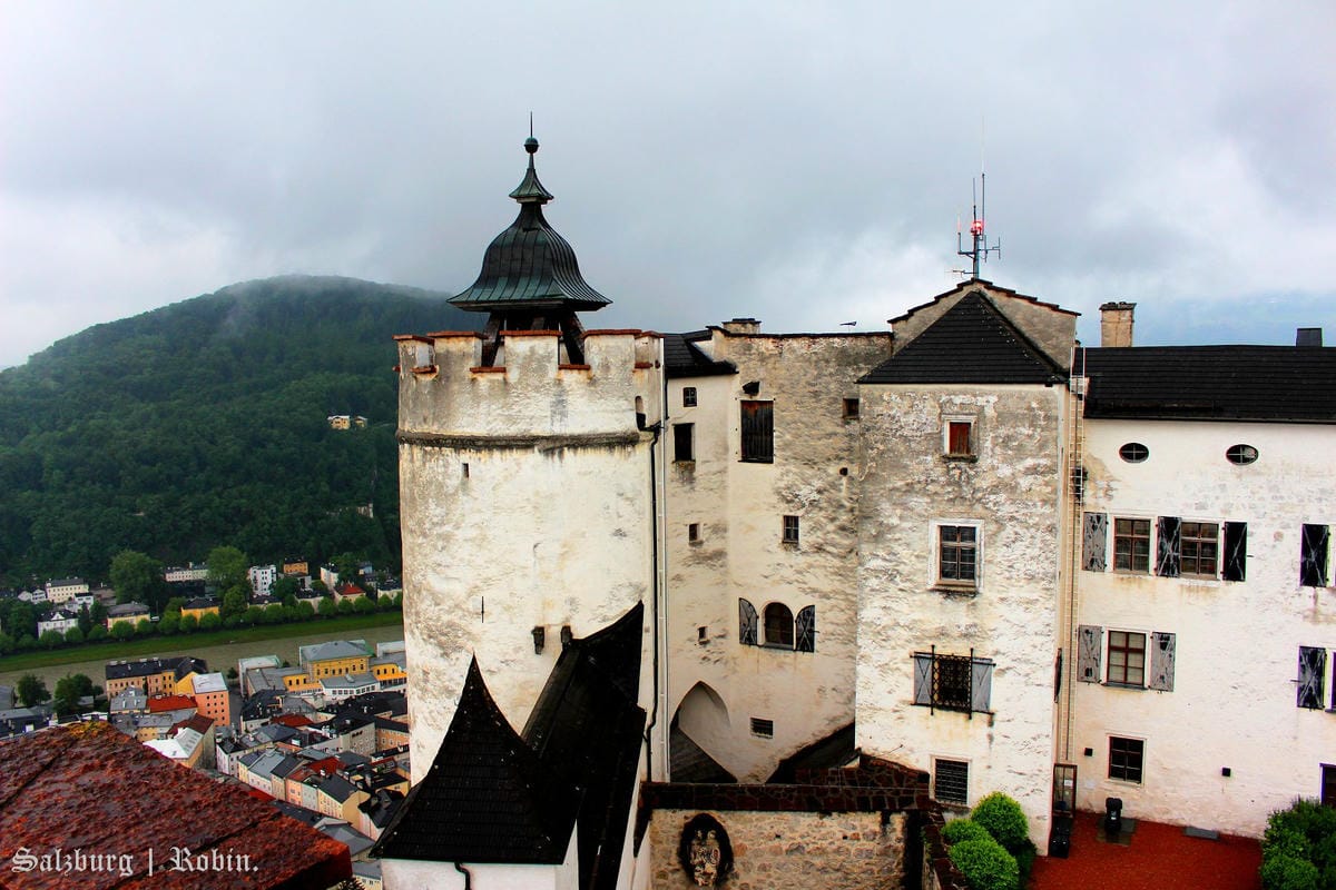 [奧地利] 薩爾斯堡Salzburg舊城區漫遊(下)：地下墓穴、薩爾斯堡要塞城堡、洗馬池、明信片夜景