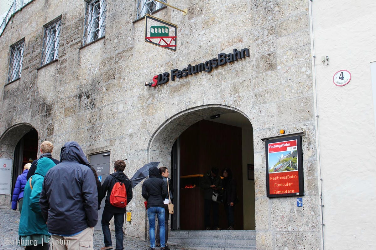 [奧地利] 薩爾斯堡Salzburg舊城區漫遊(下)：地下墓穴、薩爾斯堡要塞城堡、洗馬池、明信片夜景