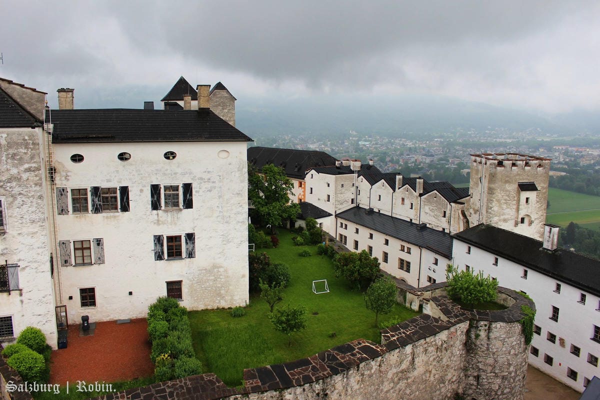 [奧地利] 薩爾斯堡Salzburg舊城區漫遊(下)：地下墓穴、薩爾斯堡要塞城堡、洗馬池、明信片夜景