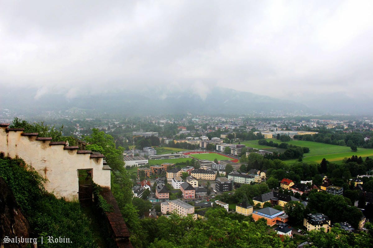 [奧地利] 薩爾斯堡Salzburg舊城區漫遊(下)：地下墓穴、薩爾斯堡要塞城堡、洗馬池、明信片夜景