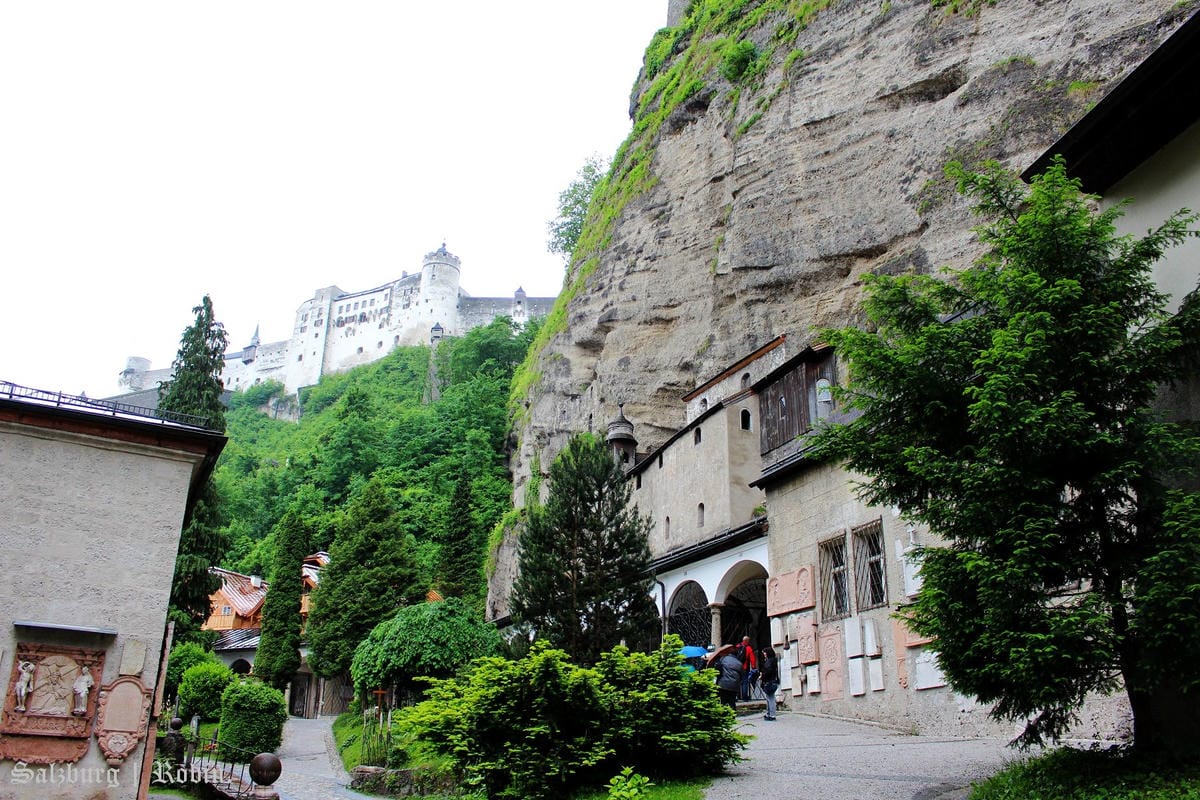 [奧地利] 薩爾斯堡Salzburg舊城區漫遊(下)：地下墓穴、薩爾斯堡要塞城堡、洗馬池、明信片夜景