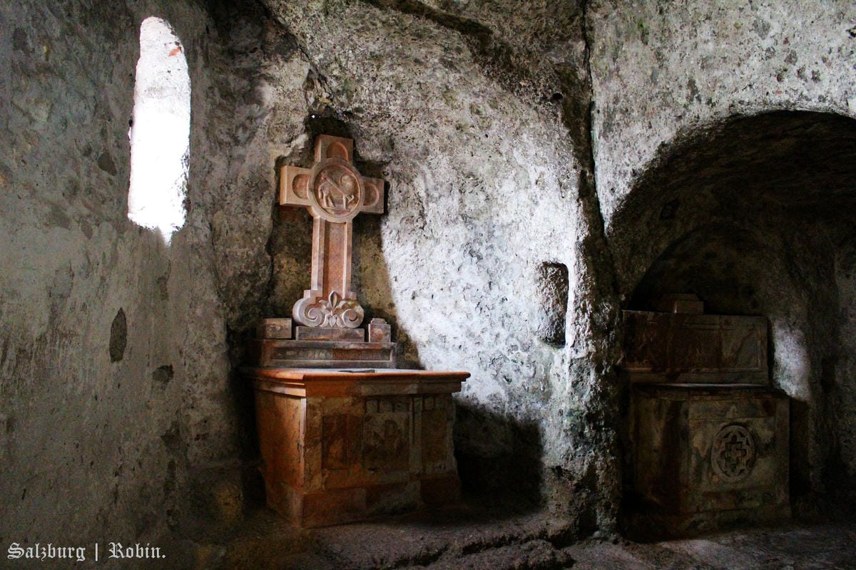 [奧地利] 薩爾斯堡Salzburg舊城區漫遊(下)：地下墓穴、薩爾斯堡要塞城堡、洗馬池、明信片夜景