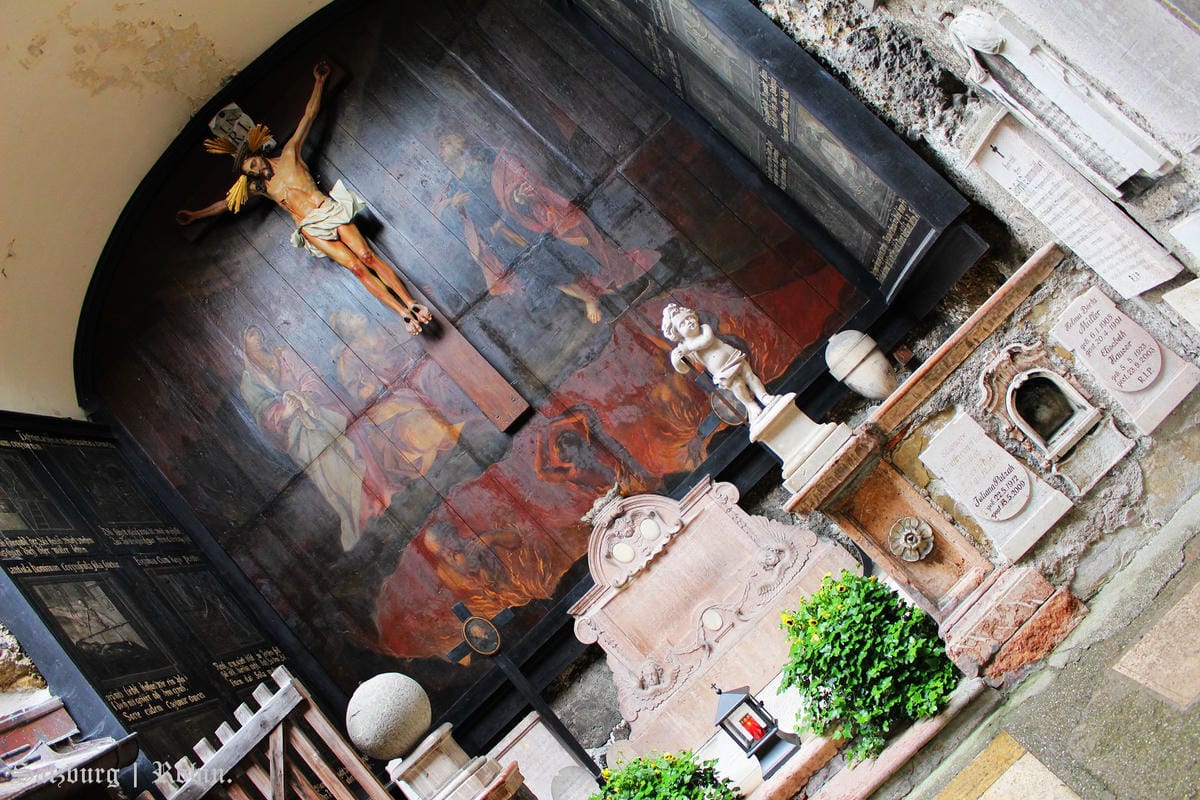 [奧地利] 薩爾斯堡Salzburg舊城區漫遊(下)：地下墓穴、薩爾斯堡要塞城堡、洗馬池、明信片夜景