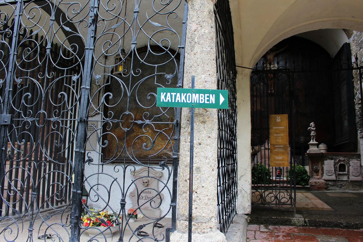 [奧地利] 薩爾斯堡Salzburg舊城區漫遊(下)：地下墓穴、薩爾斯堡要塞城堡、洗馬池、明信片夜景