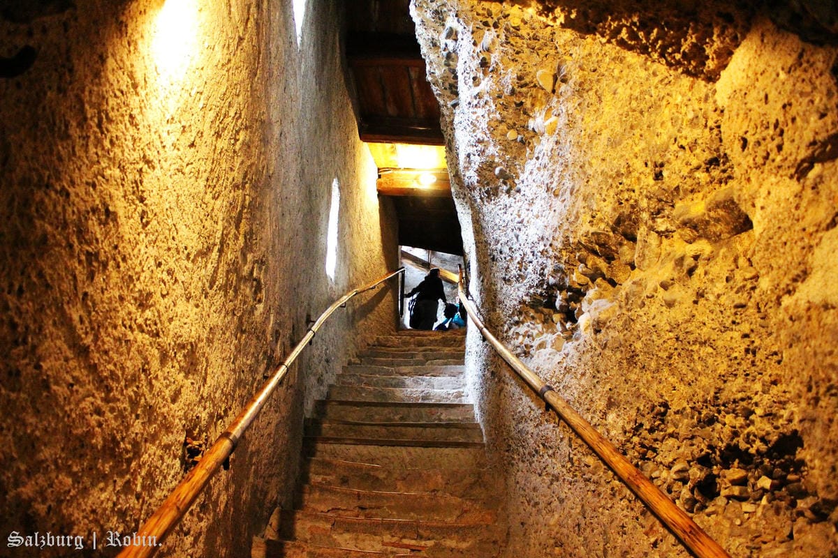 [奧地利] 薩爾斯堡Salzburg舊城區漫遊(下)：地下墓穴、薩爾斯堡要塞城堡、洗馬池、明信片夜景