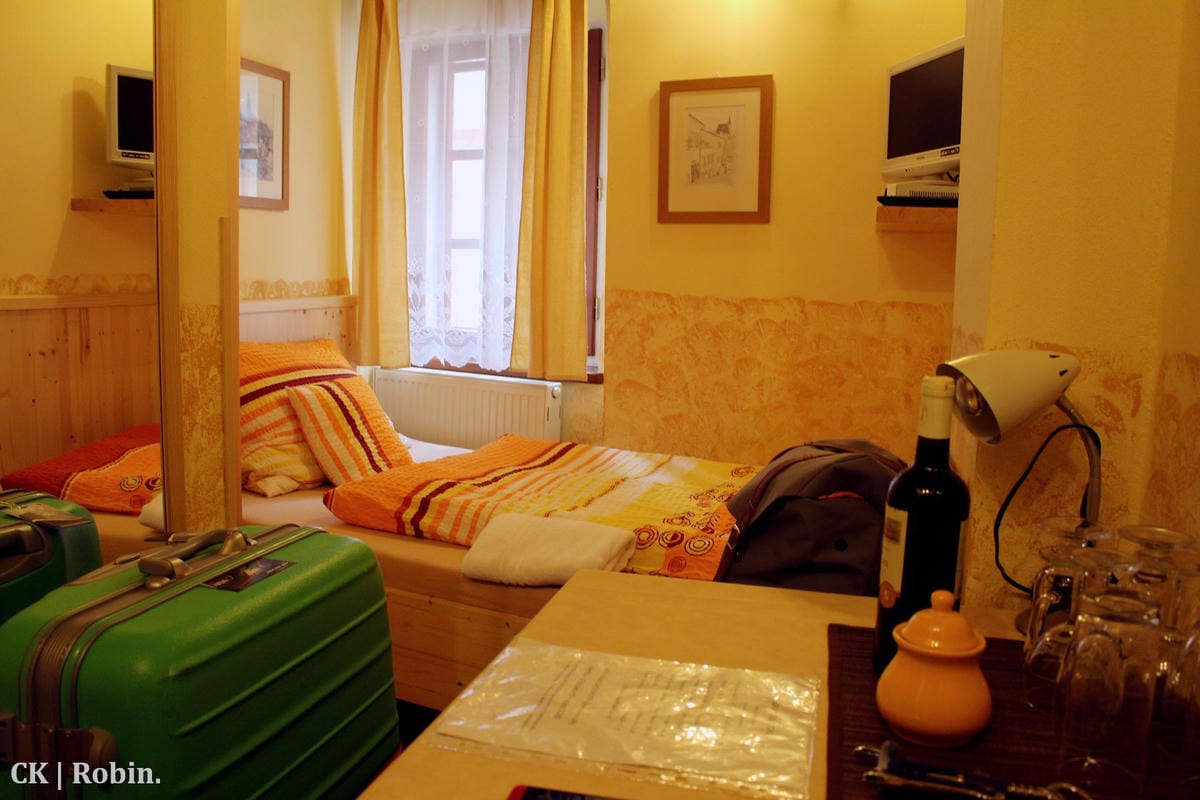 [捷克] Hallstatt→CK(庫倫洛夫)小鎮 直達shuttle搭乘心得 / CK小鎮民宿Zámecké schody (Castle Stairs)住宿心得