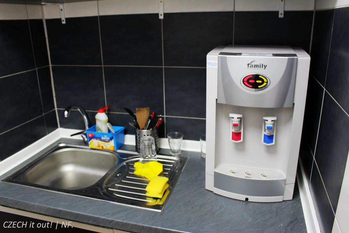 [捷克] 布拉格 HOSTEL KOTVA青年旅館 住宿心得 -機能佳，單人房400CZK起，國際學生證再打八折!