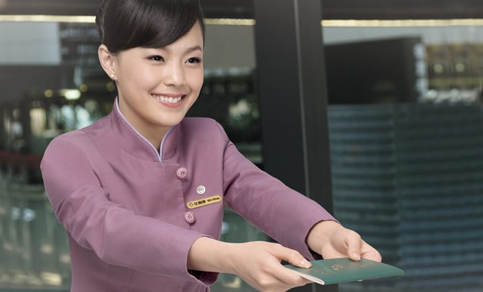 中華航空”山梅紅、紫雲灰”制服走入歷史! 柔美粉色旗袍8年風光再次回顧 2015.8