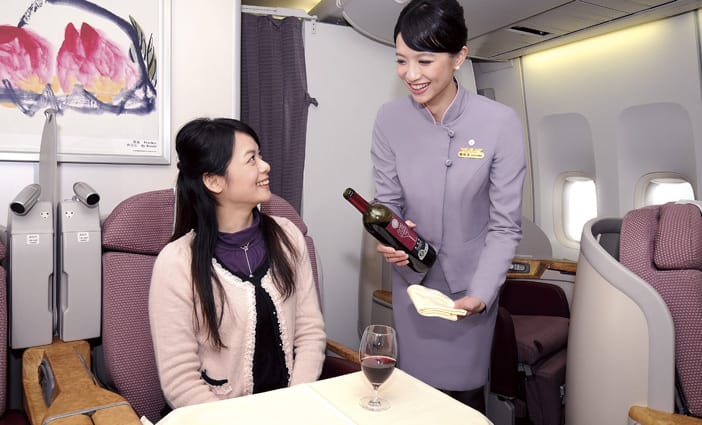 中華航空”山梅紅、紫雲灰”制服走入歷史! 柔美粉色旗袍8年風光再次回顧 2015.8