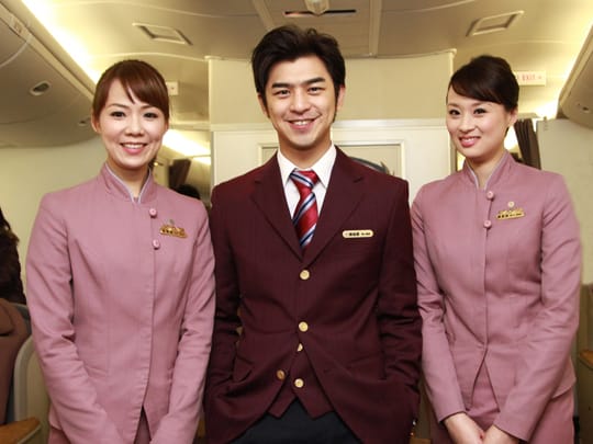 中華航空”山梅紅、紫雲灰”制服走入歷史! 柔美粉色旗袍8年風光再次回顧 2015.8