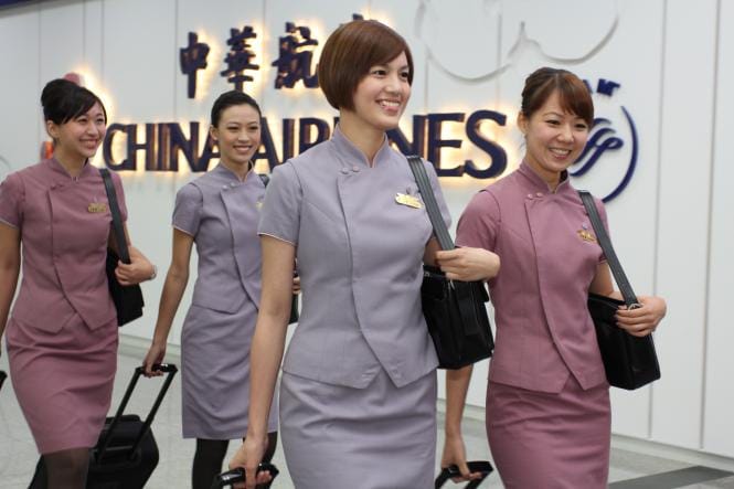 中華航空”山梅紅、紫雲灰”制服走入歷史! 柔美粉色旗袍8年風光再次回顧 2015.8