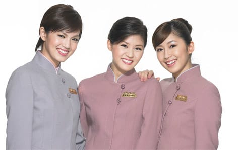 中華航空”山梅紅、紫雲灰”制服走入歷史! 柔美粉色旗袍8年風光再次回顧 2015.8
