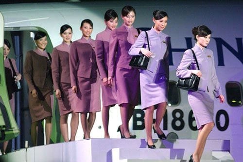 中華航空”山梅紅、紫雲灰”制服走入歷史! 柔美粉色旗袍8年風光再次回顧 2015.8