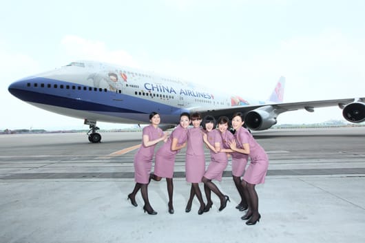 中華航空”山梅紅、紫雲灰”制服走入歷史! 柔美粉色旗袍8年風光再次回顧 2015.8