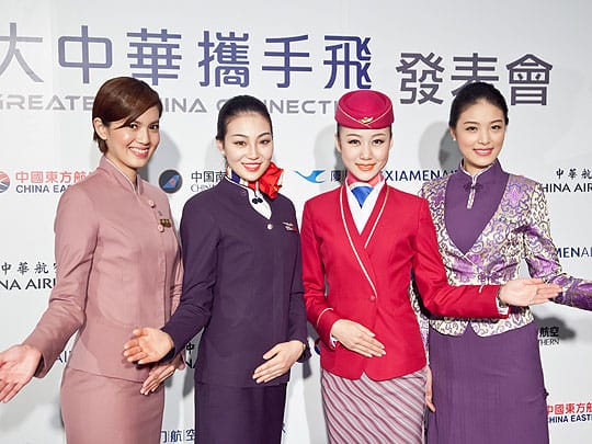 中華航空”山梅紅、紫雲灰”制服走入歷史! 柔美粉色旗袍8年風光再次回顧 2015.8