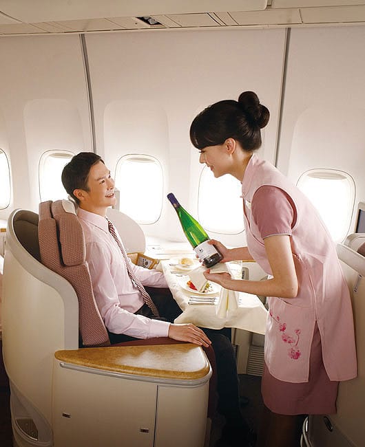 中華航空”山梅紅、紫雲灰”制服走入歷史! 柔美粉色旗袍8年風光再次回顧 2015.8